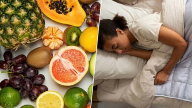 Imagen de una persona durmiendo con un plátano cerca