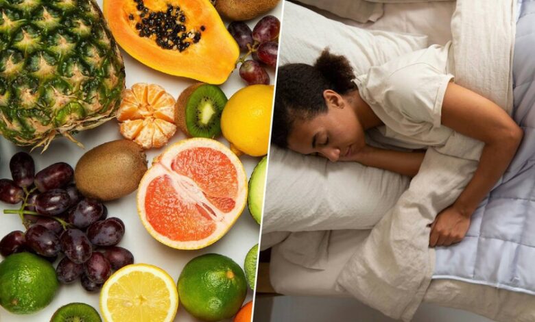 Imagen de una persona durmiendo con un plátano cerca