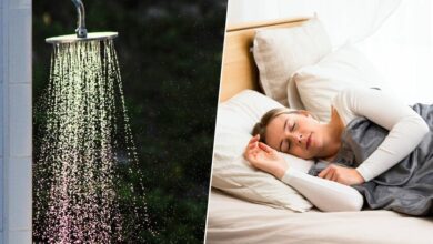 Persona duchándose con agua tibia antes de acostarse