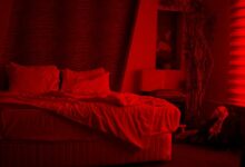 Persona durmiendo tranquilamente en una habitación oscura y silenciosa