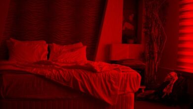 Persona durmiendo tranquilamente en una habitación oscura y silenciosa