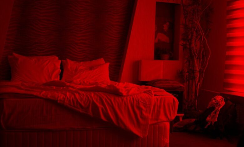 Persona durmiendo tranquilamente en una habitación oscura y silenciosa