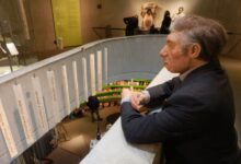Ilustración de un Neandertal y un Homo Sapiens interactuando en un entorno prehistórico