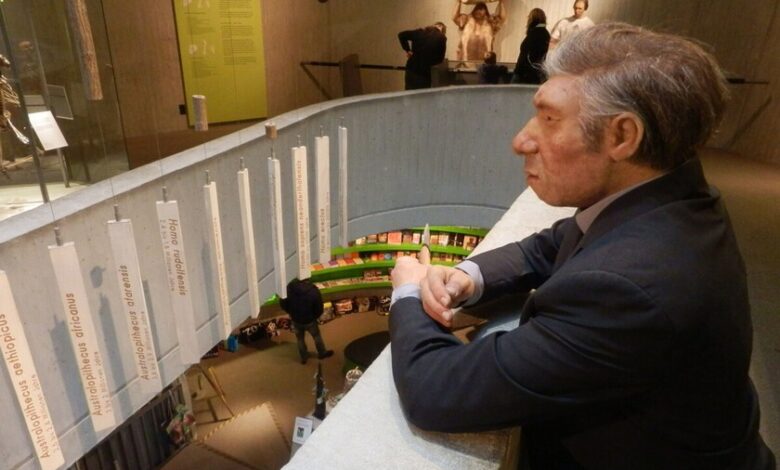 Ilustración de un Neandertal y un Homo Sapiens interactuando en un entorno prehistórico