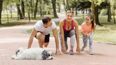Familia haciendo ejercicio juntos