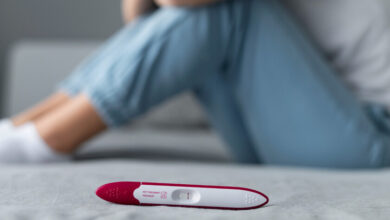Imagen de una pareja con un perro, con un título que indica la conexión entre la alergia a los perros y la fertilidad