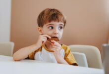 Niños comiendo frutas y verduras