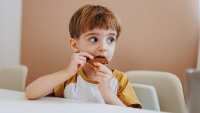 Niños comiendo frutas y verduras