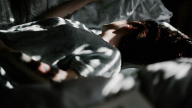 Persona durmiendo en una cama cómoda