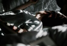 Persona durmiendo tranquilamente en una cama oscura