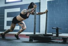 Persona realizando entrenamiento híbrido con pesas y carrera