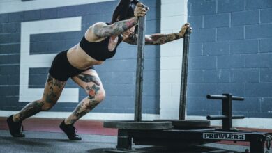 Persona realizando entrenamiento híbrido con pesas y carrera