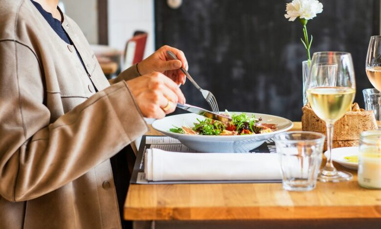 Imagen de una fábrica industrial y una mesa con comida saludable