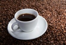 Taza de café sobre una mesa de madera