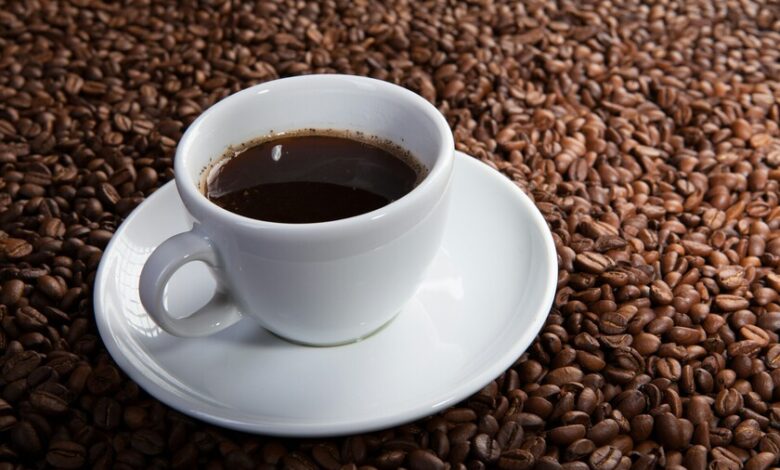 Taza de café sobre una mesa de madera