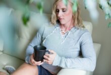 Mujer madura con un médico, discutiendo sobre la menopausia temprana y la salud cardiovascular