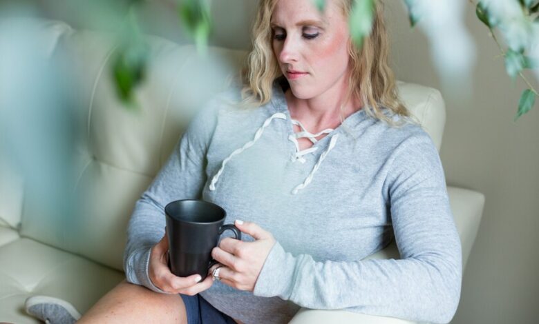 Mujer reflexionando sobre su salud cardiovascular
