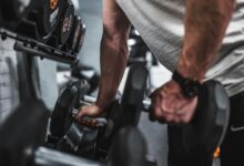 Persona realizando entrenamiento de fuerza en un gimnasio