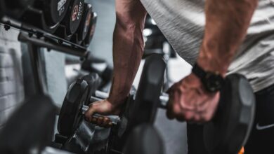 Imágenes de personas haciendo ejercicios de fuerza
