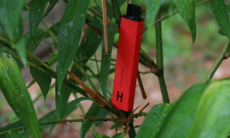 Imagen de un cigarrillo electrónico con un círculo rojo de prohibición sobre él, simbolizando el peligro del vapeo para la salud.