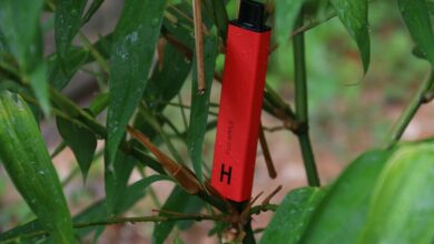 Imagen de un vaper y un paquete de tabaco, con un círculo rojo de prohibición sobre el vaper
