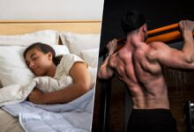 Hombre durmiendo, con una sonrisa en su rostro, mientras su cuerpo se recupera y se rejuvenece durante el sueño.