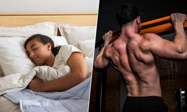 Hombre durmiendo, con una sonrisa en su rostro, mientras su cuerpo se recupera y se rejuvenece durante el sueño.