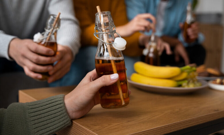 Una persona relajada bebiendo kombucha en un entorno natural