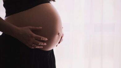 Mujer embarazada sonriendo, con un título sobre la pregorexia