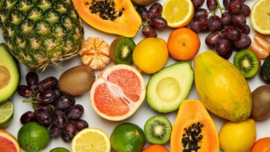 Variedad de frutas y verduras frescas sobre una mesa de madera