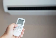 Persona relajada en una habitación fresca y cómoda