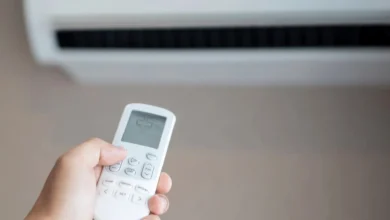 Persona relajada en una habitación fresca y cómoda