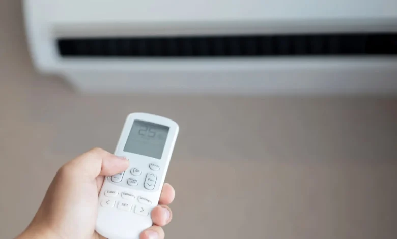 Persona relajada en una habitación fresca y cómoda