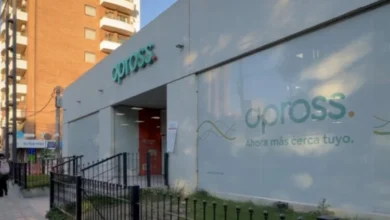 Imagen de un médico realizando un examen de próstata