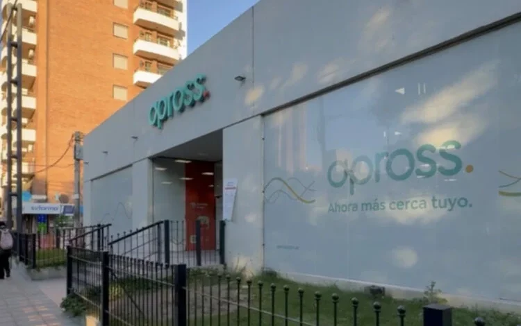 Imagen de un médico realizando un examen de próstata