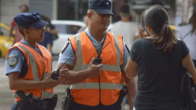 Policías de Córdoba en acción, reflejando dedicación y compromiso
