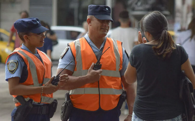 Policías de Córdoba en acción, reflejando dedicación y compromiso