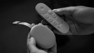 Imagen de un mando a distancia de Chromecast con una cruz roja sobre él, simbolizando el problema