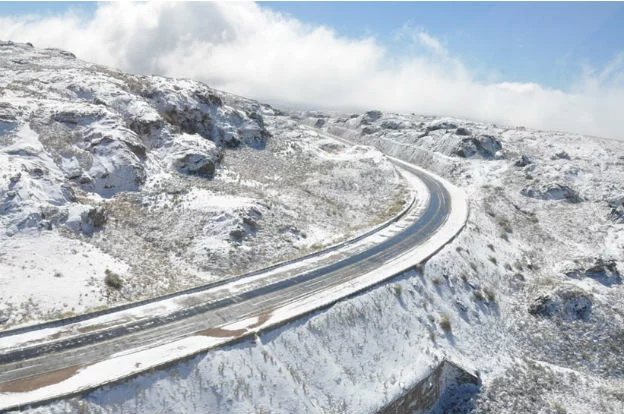 Camino de las Altas Cumbres cubierto de nieve