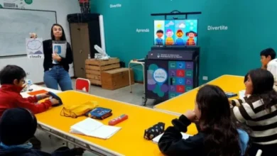 Persona estudiando inglés en un parque educativo de Córdoba