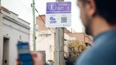 Imagen de un automóvil estacionado en una calle de Córdoba con un constatador cerca