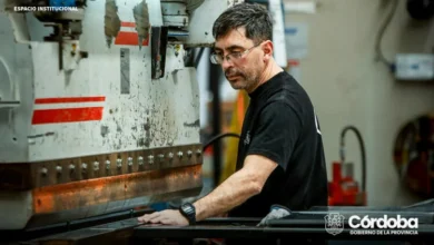 Imagen de personas trabajando en diferentes sectores, con un fondo de la ciudad de Córdoba