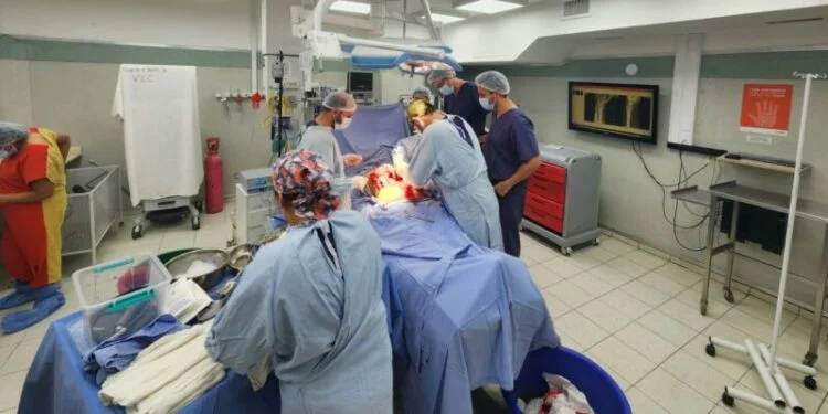 Equipo de salud en un hospital de Córdoba preparándose para un trasplante