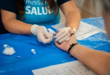 Persona realizándose una prueba de VIH en un centro de salud