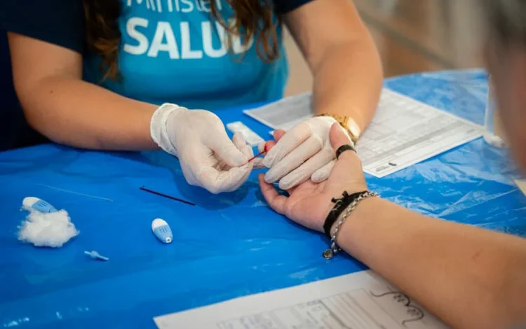 Persona realizándose una prueba de VIH en un centro de salud