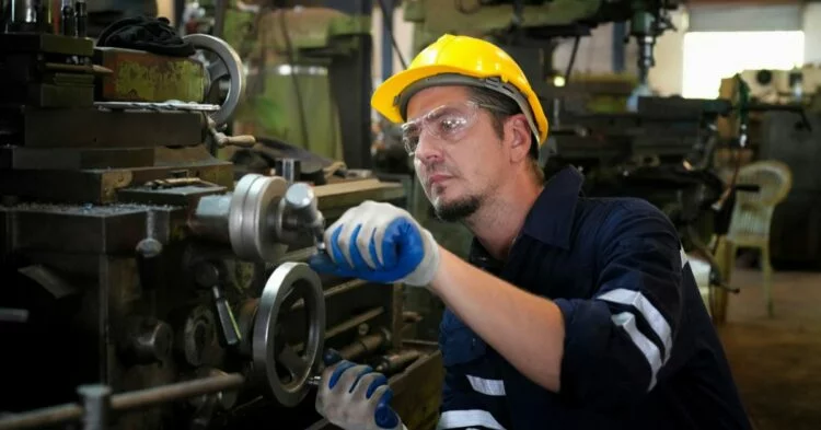 Maquinaria industrial en una fábrica argentina