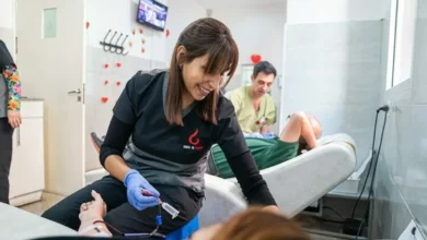 Voluntarios donando sangre en una colecta externa en Córdoba