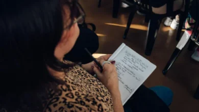 Imagen de una persona en un curso de capacitación laboral, sonriendo y con un certificado en la mano