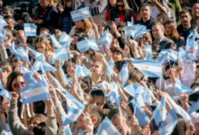 Estudiantes viendo un partido de fútbol en una escuela