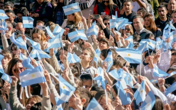Estudiantes viendo un partido de fútbol en una escuela